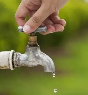 spigot-draining-how-to-winterize-outdoor-faucets